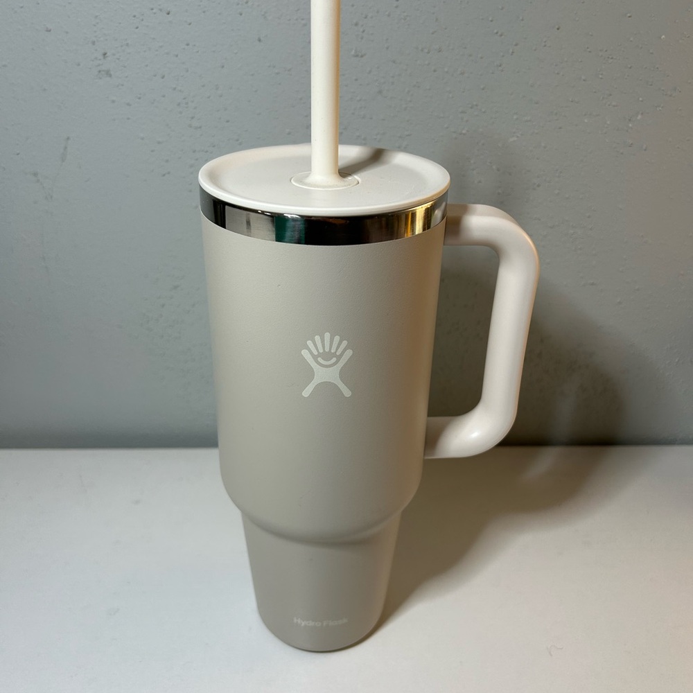 Hydro Flask Beige Mug with Handle and Straw